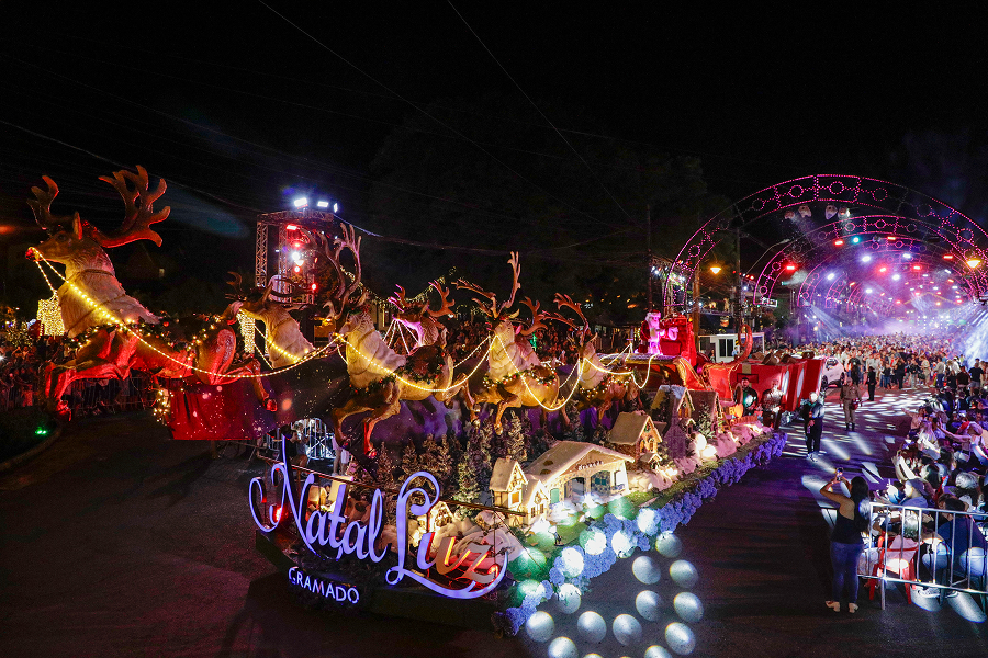 Grande Desfile de Natal - Carro alegórico do Natal Luz com renas gigantes e decorações natalinas